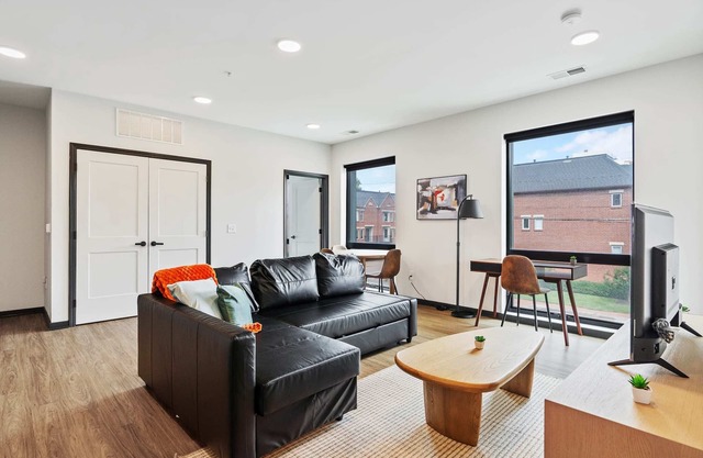 CozySuites Mass with parking, lounge and roof deck 19
