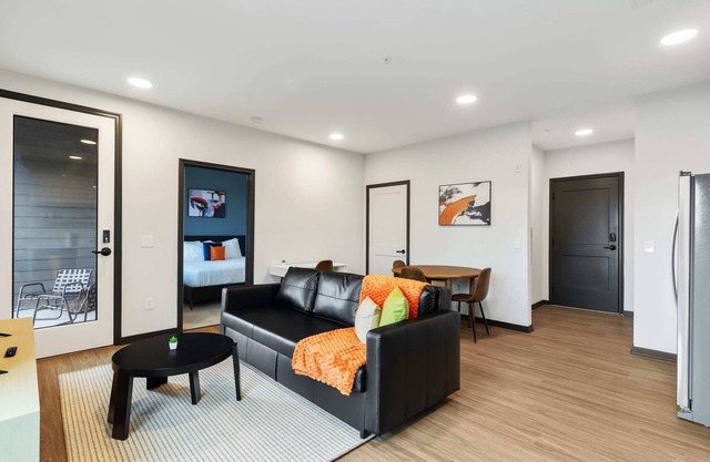 CozySuites Mass with parking, lounge and roof deck 3