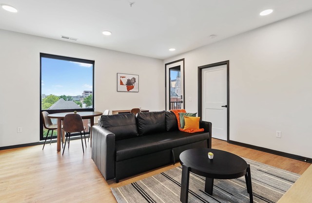 CozySuites Mass with parking, lounge and roof deck 6