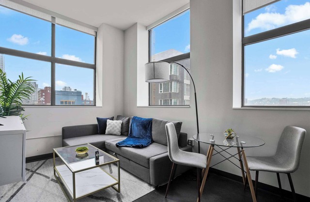 CozySuites Modern 1BR in Downtown Pitts 12