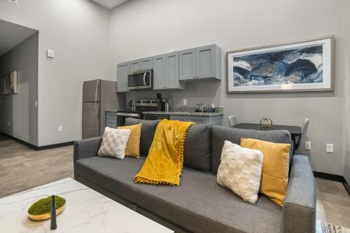 CozySuites Modern 1BR in Downtown Pitts #2