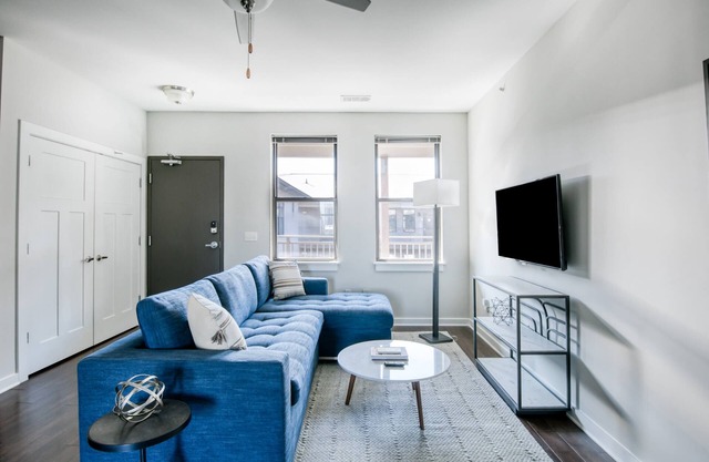 CozySuites Music Row Modern 1BR w/free parking! 02