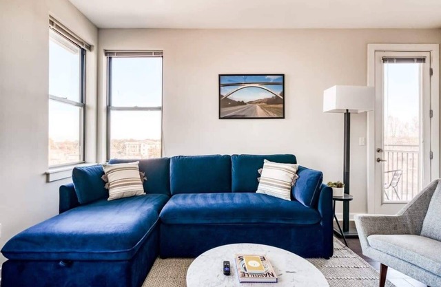 CozySuites Music Row Spacious 2BR with free parking 46