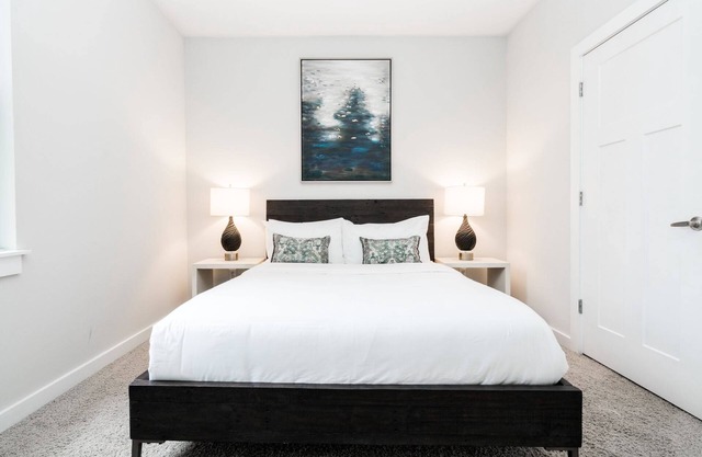 CozySuites Music Row Stunning 2BR -free parking 50