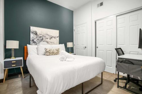 CozySuites Stunning 1BR in Downtown Pitts 42