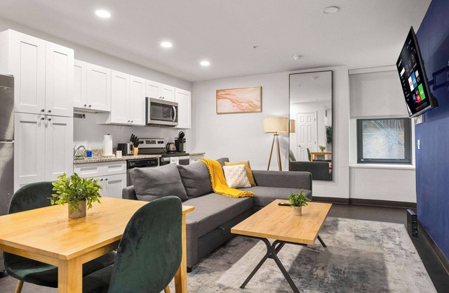 CozySuites Stunning 1BR in Downtown Pitts #2