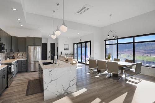 CR 1592 - Contemporary Luxury - Pool-Spa - Scenic Golf Views