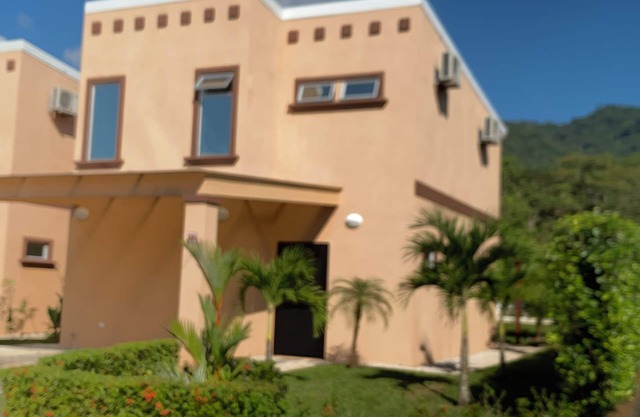 Casa Bella - Tropical Private Retreat (short walk to the beach)