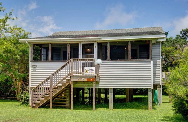 Crab Shack: Ocracoke Cottage within walking distance of shops and restaurants.