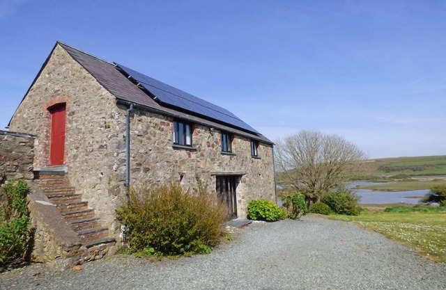 Crabhall Barn, Holiday Property Dale, Sleeps 4, 2 bedrooms, bathrooms
