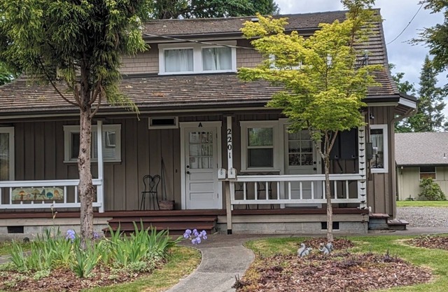 Craftsman Home in Desirable Neighborhood