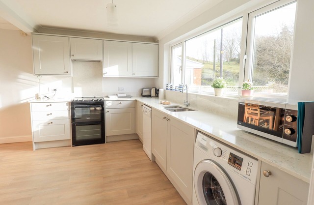 CRAG VIEW, family friendly, with open fire in Underbarrow