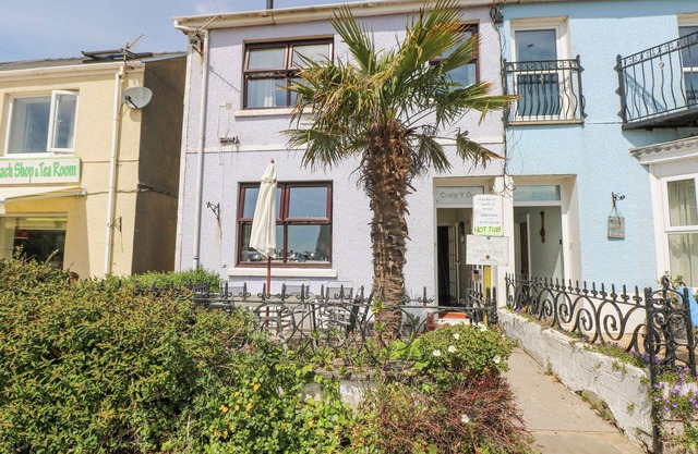 CRAIG Y DON, pet friendly, with hot tub in Llansteffan