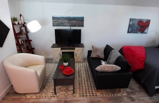 "Cranberry Cottage" Studio by the Beach