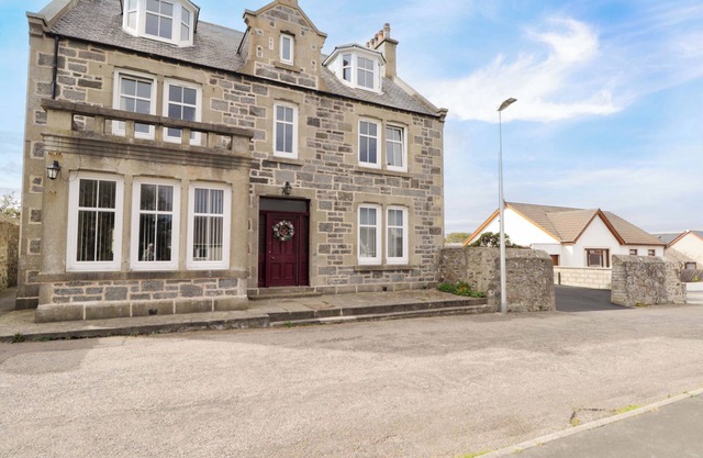 CRANNOCH SELF CATERING, pet friendly, with hot tub in Cullen