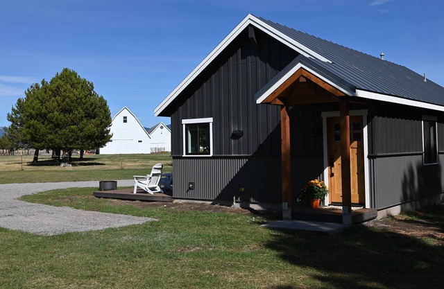 Crater Lake Cattle Company Ranch Cabin 1 King bed with ensuite bathroom