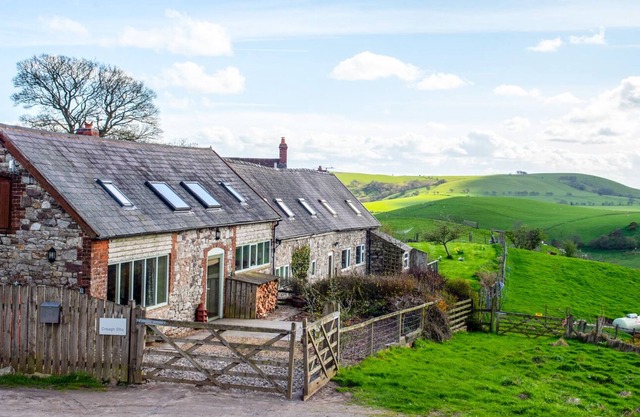 CREAGH DHU, pet friendly, with open fire in Ratlinghope