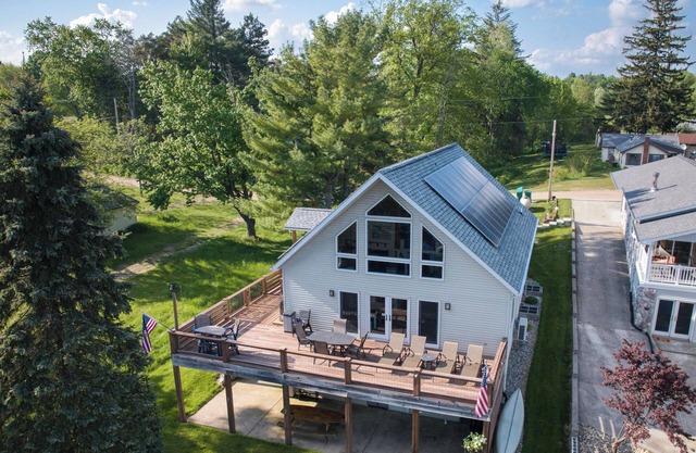 Create FAMILY Memories at Michigan Dream'inn on All Sports Lake Jehnsen