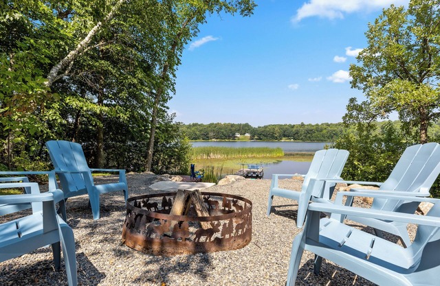 Create Lasting Memories: Stay at our Cozy 4-Bedroom Cabin on a Small Lake