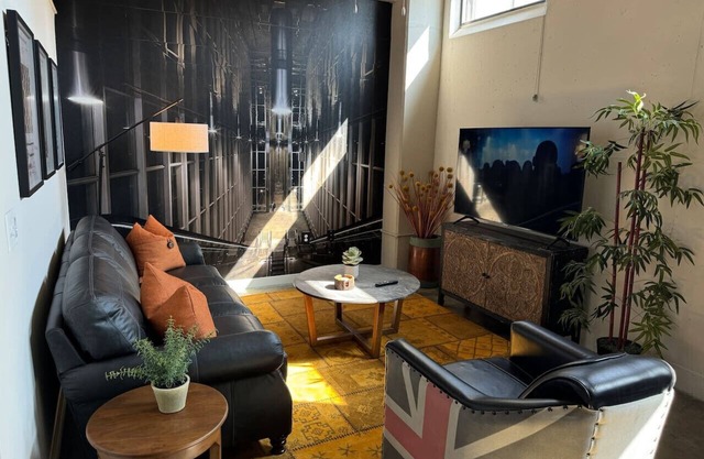Creative Corner - 1bd/1ba