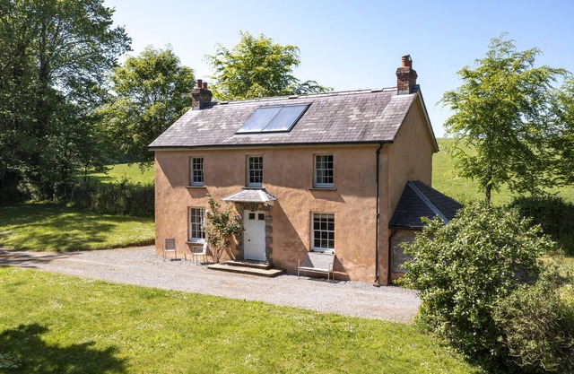 Creek Cottage - a cottage that sleeps 5 guests in 3 bedrooms