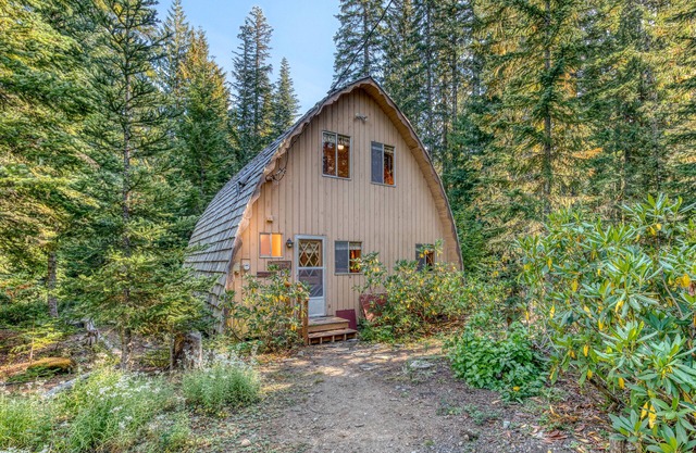 Creek-side mountain cabin with fireplace, balcony & full kitchen - near hiking