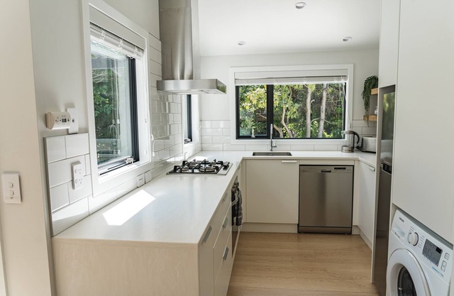 Creekside Apartment Central Wanaka, short walk to lake & town. Newly renovated