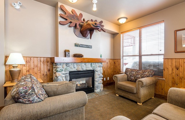Creekside condo close to Tube Town & skating pond, gas fireplace, full kitchen.