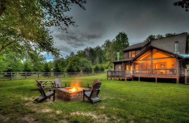 Creekside Cabin- 10 Mins from Blue Ridge