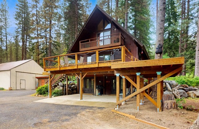 Creekside Cabin Retreat in Peshastin — Nature, Peace & Charm