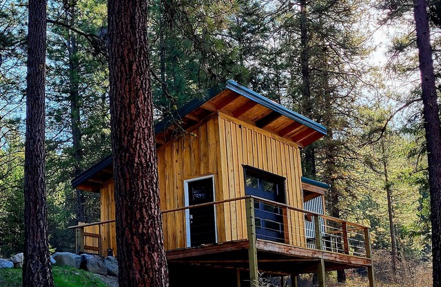 CreekSide Cabin - Secluded 1 bedroom Cabin built with Nature in mind