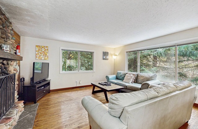 Creekside cabin with water view, deck, jetted tub & game room - near Mt. Hood