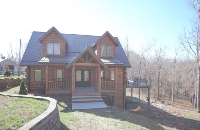 Creekside Cabin with hot tub