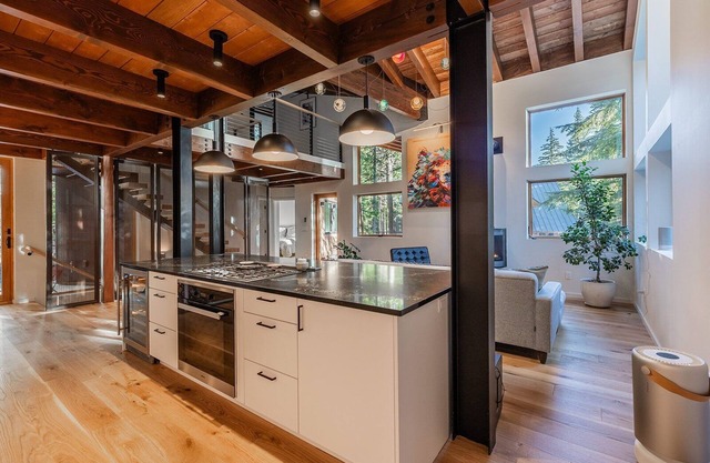 Creekside Chalet: 6 Beds, Hot Tub, Swedish Shower, Outdoor Sauna and More!