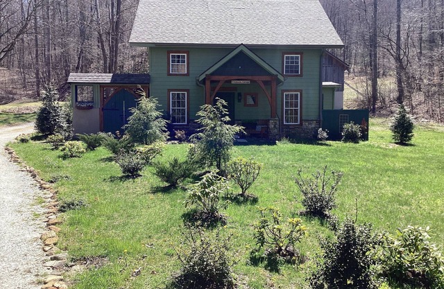 Creekside CottagenQuaint English cottage on 11 acres w/pond & 2 creeks