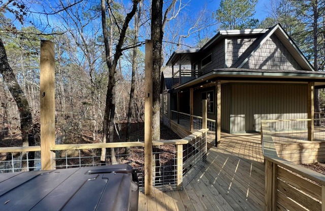 Creekside forest hideaway with hot tub near ATV trails