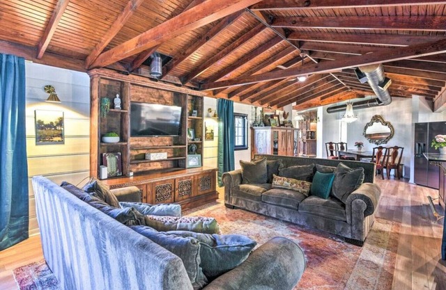 Creekside house with Hot tub on 1 Acre