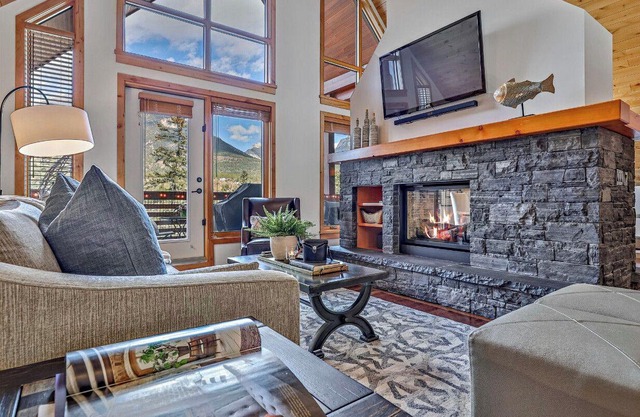 Creekside Luxury Penthouse| | Mountain Views | Hot Tub | Prime Location