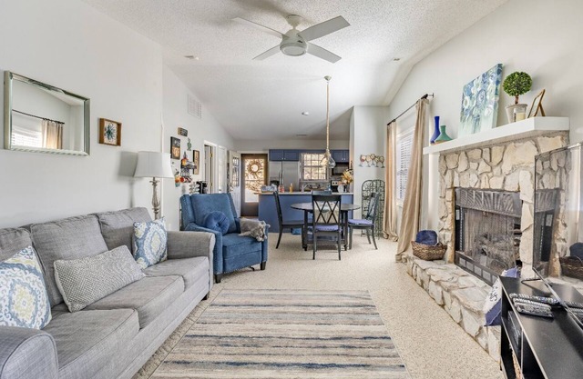 Creekside Mountain Villa in Gated Golf Course Neighborhood, Fireplace, & EV