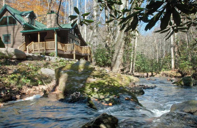 Creekside-Pet Friendly Luxury Log Cabin on Creek, Fireplace, Hot Tub, Zipline, Rafting, Horseback Riding-Nantahala NC