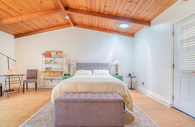 Creekside Studio - 1 bed/1 bath