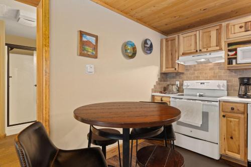 Creekside Suites 06 by Estes Park Condos