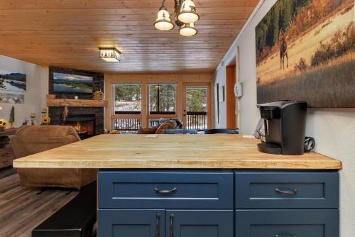 Creekside Suites 12 by Estes Park Condos