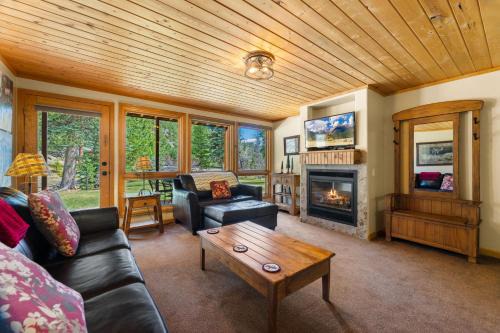 Creekside Suites 17 by Estes Park Condos