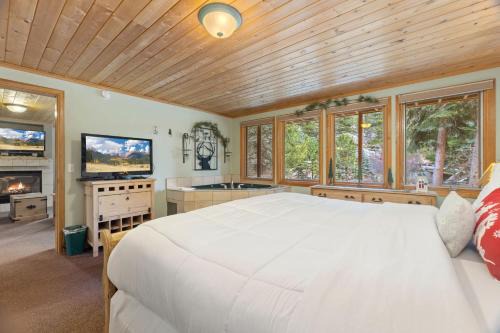 Creekside Suites 22 by Estes Park Condos