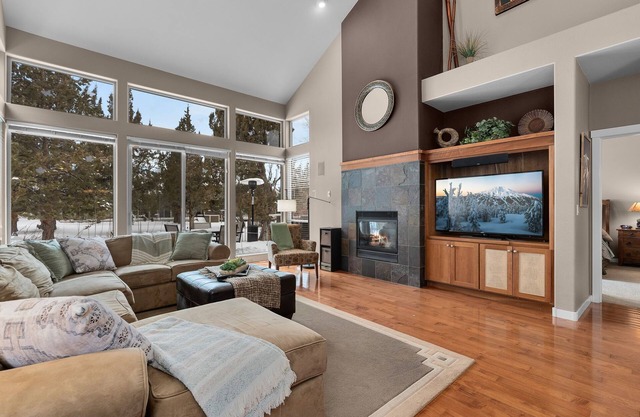 Creekside Townhouse in Eagle Crest-Ridge. 4 guests with private hot tub