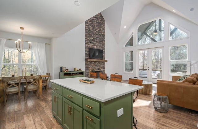 Creekside Wonderland-Modern Cabin in Ellijay W/Hiking Trail and Water Access