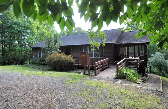 Creekview Cabin - hot tub, pets, grill, wifi, screen porch, fire ring