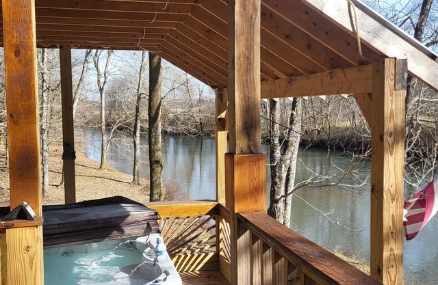 CreekView Cabin Retreat is Privately located on the Creek with a Jacuzzi & more