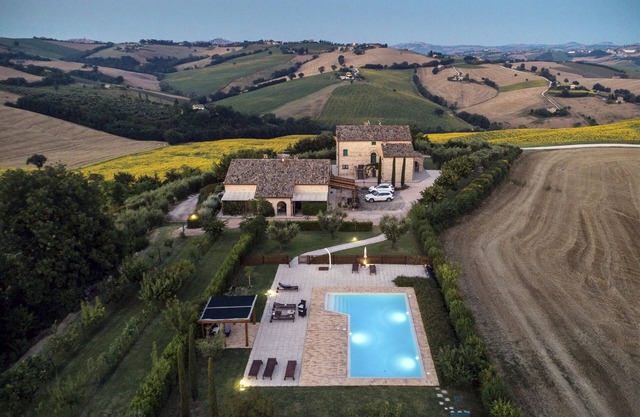 Crepuscolo flat in farmhouse with swimming pool, in the Marche hills